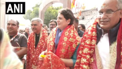 कांग्रेस नेता प्रियंका गांधी वाड्रा ने कांगड़ा में ज्वाला देवी मंदिर में पूजा अर्चना की।