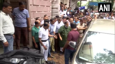 पश्चिम बंगाल के मंत्री और राज्य के पूर्व शिक्षा मंत्री पार्थ चटर्जी को कोलकाता के SSKM अस्पताल से बाहर