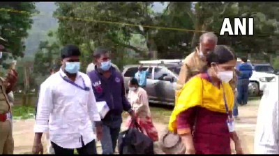 तमिलनाडु फोरेंसिक विज्ञान विभाग की टीम कुन्नूर के कैटरी के पास हुई हेलिकॉप्टर दुर्घटना स्थल पर पहुंचे,