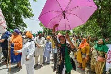 चंडीगढ़ में प्रवेश से रोके जाने पर पंजाब के प्रदर्शनकारी किसानों ने सड़क पर बिताई रात