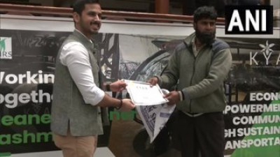 जम्मू-कश्मीर: एक गैर सरकारी संगठन ने श्रीनगर में वंचित लोगों को ई-रिक्शा वितरित किया