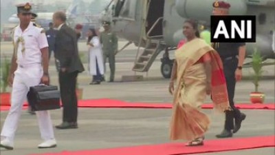 पश्चिम बंगाल: राष्ट्रपति द्रौपदी मुर्मू राज्य के दो दिवसीय दौरे पर  कोलकाता पहुंचीं।
