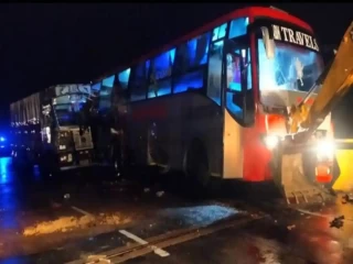 सुलतानपुर में मिनी बस के खड्ड में गिरने से दो लोगों की मौत, नौ घायल