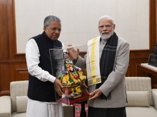 केरल के मुख्यमंत्री पिनाराई विजयन ने नई दिल्ली में प्रधानमंत्री नरेंद्र मोदी से उनके आधिकारिक आवास पर मुलाकात की।