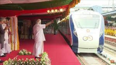 केरल: प्रधानमंत्री नरेंद्र मोदी ने तिरुवनंतपुरम में वंदे भारत एक्सप्रेस को हरी झंडी दिखाकर रवाना किया।