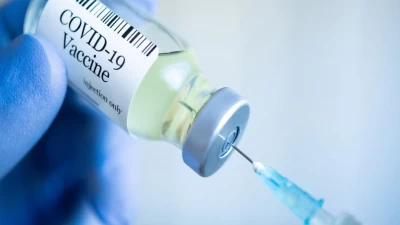कोविड टीके फिर से संक्रमित लोगों में गंभीरता कम करते हैं : अध्ययन