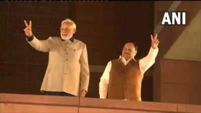 दिल्ली: गुजरात में भारतीय जनता पार्टी की जीत के बाद प्रधानमंत्री नरेंद्र मोदी भाजपा के मुख्यालय पहुंचे