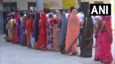 आजमगढ़: उत्तर प्रदेश निकाय चुनाव के दूसरे चरण का मतदान जारी है। तस्वीरें शिबली गर्ल्स कॉलेज मतदान केंद्र की हैं।