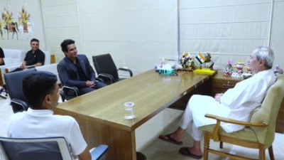 अभिनेता सोनू सूद ने ओडिशा मुख्यमंत्री नवीन पटनायक से मुलाकात की