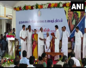 तमिलनाडु के मुख्यमंत्री एम.के. स्टालिन ने कमलाथल को सम्मानित किया।