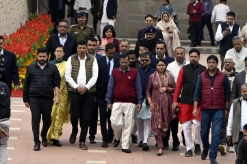 दिल्ली के मुख्यमंत्री अरविंद केजरीवाल ने मनीष सिसोदिया की गिरफ्तारी के एक साल पूरे होने पर राजघाट का दौरा करने