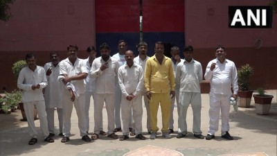 आगरा की सेंट्रल जेल में बंद 12 कैदियों ने उत्तर प्रदेश बोर्ड की परीक्षा पास की।