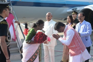 राष्ट्रपति द्रौपदी मुर्मू रांची पहुंचीं। बिरसा मुंडा एयरपोर्ट पर राज्यपाल रमेश बैस और सीएम हेमंत सोरेन ने उनका स्वागत किया।