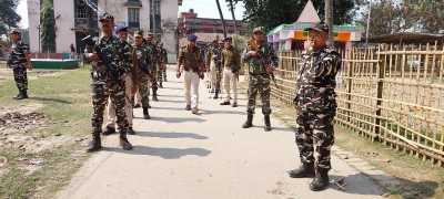 भारत-नेपाल सीमा पर एसएसबी एवं पुलिस ने किया संयुक्त फ्लैग मार्च,वाहनों की हुई जांच