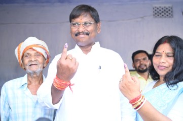 केंद्रीय मंत्री अर्जुन मुंडा ने पत्नी के साथ किया मतदान