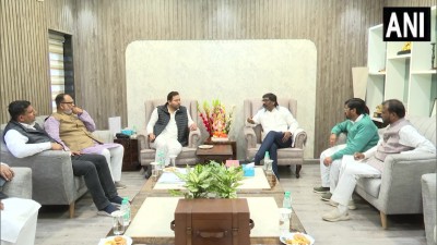 रांची: बिहार के उपमुख्यमंत्री तेजस्वी यादव झारखंड के मुख्यमंत्री हेमंत सोरेन से मिले।