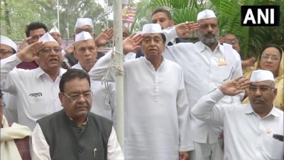 मध्य प्रदेश: राज्य के पूर्व मुख्यमंत्री कमलनाथ ने भोपाल में 74वें गणतंत्र दिवस के अवसर पर PCC कार्यालय में राष्ट्रीय ध्वज फहराया।