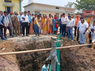 गांवों में लगे हैंडपंप को वर्षा जल से रिचार्ज करने बताया जा रहा तरीका