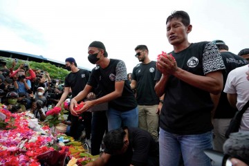इंडोनेशिया में फुटबॉल मैच के दौरान जान गंवाने वालों के परिजन शोक में