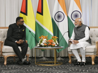 PM नरेंद्र मोदी ने आज इंदौर में 17वें प्रवासी भारतीय सम्मेलन में गुयाना के राष्ट्रपति डॉ. मोहम्मद इरफान अली से मुलाकात की।