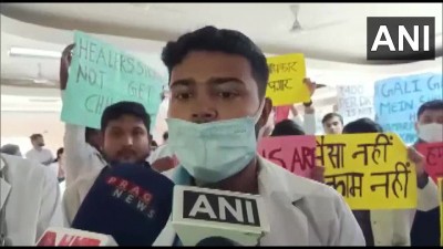 अगरतला में मेडिकल कॉलेज के इंटर्न डॉक्टरों ने वेतन बढ़ोतरी की मांग को लेकर प्रदर्शन