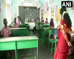 तमिलनाडु में कोविड-19 के कड़े नियमों का पालन करते हुए स्कूल, कॉलेज खुले