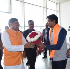 रायपुर : मध्यप्रदेश के मुख्यमंत्री यादव छत्तीसगढ़ पहुंचे, मंत्री ओ.पी.चौधरी ने किया स्वागत