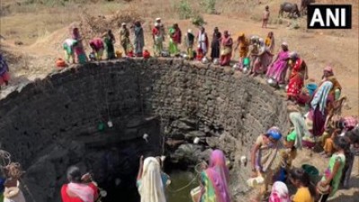 महाराष्ट्र: नासिक के कई गांवों में लोगों को जल संकट का सामना करना पड़ रहा है।