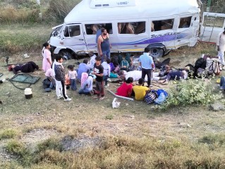 जौनपुर जा रही बारातियों से भरी बस पलटी, कई लोग घायल