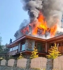 शिमला : दो मंजिला मकान में भीषण आग से अफरा-तफरी, बुझाने में जुटे अग्निशमन कर्मी