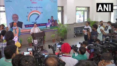 भाजपा के राष्ट्रीय अध्यक्ष जे.पी. नड्डा ने लेडी हार्डिंग अस्पताल में टीकाकरण केंद्र का दौरा किया।