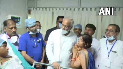 मुख्यमंत्री भूपेश बघेल बोरवेल से बचाए गए राहुल साहू से मिलने के लिए बिलासपुर के अपोलो अस्पताल पहुंचे।