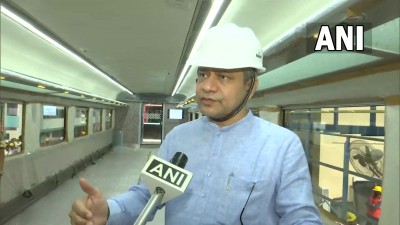 रेल मंत्री अश्विनी वैष्णव ने वंदे भारत ट्रेन के डिब्बों के निर्माण का जायजा