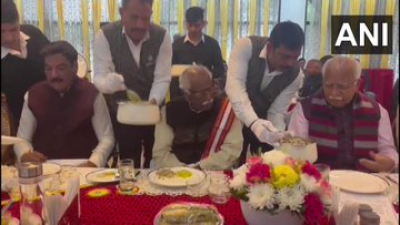 मुख्यमंत्री मनोहर लाल खट्टर और राज्यपाल बंडारू दत्तात्रेय ने नए साल के पहले दिन अधिकारियों के साथ नाश्ता