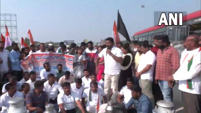 बेंगलुरु(कर्नाटक): कांग्रेस कार्यकर्ताओं ने बेंगलुरु-मैसूर एक्सप्रेसवे पर टोल वसूली के खिलाफ शेषगिरिहल्ली टोल प्लाजा पर विरोध प्रदर्शन किया।