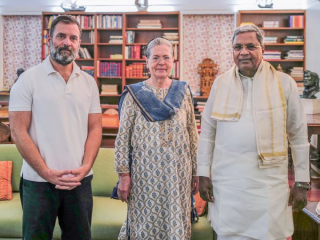कर्नाटक के मुख्यमंत्री सिद्धारमैया ने दिल्ली में कांग्रेस की पूर्व अध्यक्ष सोनिया गांधी और कांग्रेस नेता राहुल गांधी से मुलाकात की।