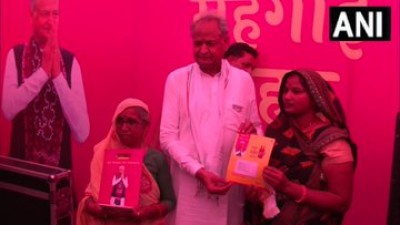 राजस्थान: राज्य के मुख्यमंत्री अशोक गहलोत ने जयपुर में महंगाई राहत शिविर का उद्घाटन किया।