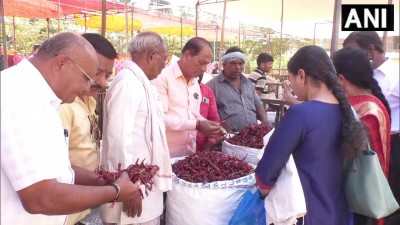 हुबली में 3 दिवसीय सूखी मिर्च मेला का आयोजन किया गया। मिर्ची मेले में 100 से अधिक किसानों ने भाग लिया।
