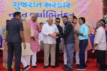 मुख्यमंत्री ने अहमदाबाद में नागरिकों के साथ किया शुभकामनाओं का आदान-प्रदान