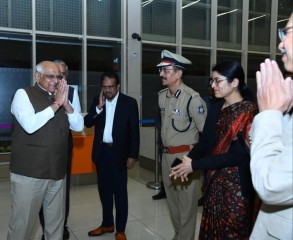 विदेश यात्रा से लौटे मुख्यमंत्री का अहमदाबाद हवाई अड्डे पर भव्य स्वागत