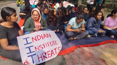 आईआईटी बीएचयू के छात्र फिर उतरे सड़क पर, आरोपियों की गिरफ्तारी न होने पर रोष