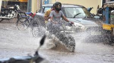 चेन्नई और उपनगरीय इलाकों में भारी बारिश, स्कूल बंद