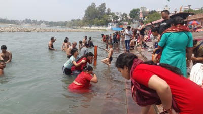 बैसाखी पर देश के विभिन्न प्रांतों से आए हजारों लोगों ने गंगा में लगाई डुबकी