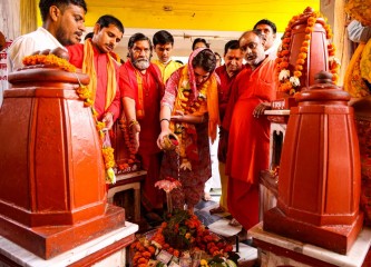 प्रियंका गांधी वाद्रा ने मप्र के दतिया में पीतांबरा पीठ में की पूजा अर्चना