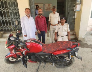कुंडवा चैनपुर में चोरी की बाइक के साथ दो नेपाली नागरिक गिरफ्तार