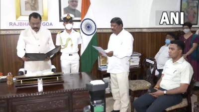 गोवा के राज्यपाल पी.एस.श्रीधरन पिल्लई ने राजभवन में निर्वाचित विधायक गणेश गांवकर को प्रोटेम स्पीकर की शपथ दिलाई।