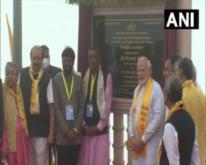 प्रधानमंत्री नरेंद्र मोदी ने पंचमहल ज़िले के पावागढ़ पहाड़ी पर पुनर्विकसित कालिका माता मंदिर का दौरा