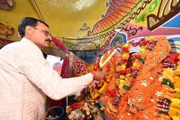 भाजपा प्रदेश अध्यक्ष विष्णुदत्त शर्मा ने खजुराहो में मंदिर में पूजन-अर्चन कर जनसंपर्क प्रांरभ किया
