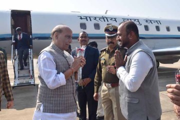 जगदलपुर : रक्षामंत्री राजनाथ सिंह का एयरपोर्ट पर वरिष्ठ अधिकारियों ने किया स्वागत