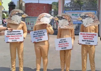 अमेरिकी वैज्ञानिक के खिलाफ पेटा इंडिया के कार्यकर्ताओं का प्रदर्शन